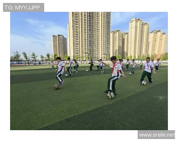 追随绿茵偶像小球迷逐梦足球场展现热血与激情